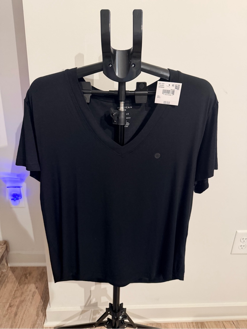 American Eagle Outfitters Black V-Neck Short Sleeve Tee